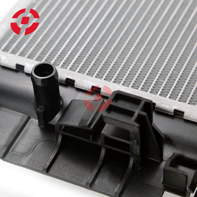32224828 Ricambi per autoveicoli sistema di raffreddamento del motore del veicolo raffreddatore del liquido di raffreddamento Radiatore di alluminio serbatoio d'acqua di plastica per VOLVO XC90